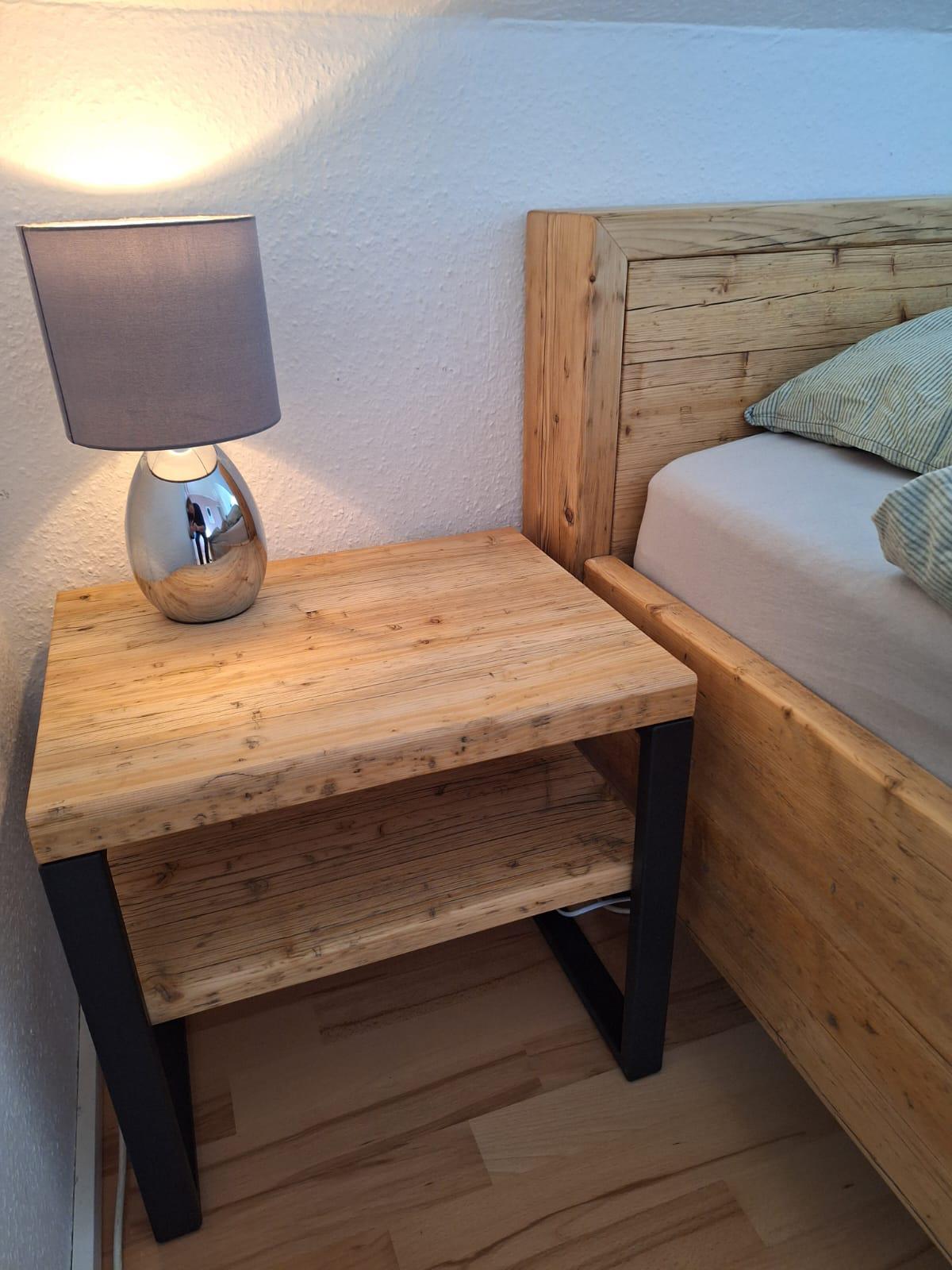 Nachttisch passend zum Bett